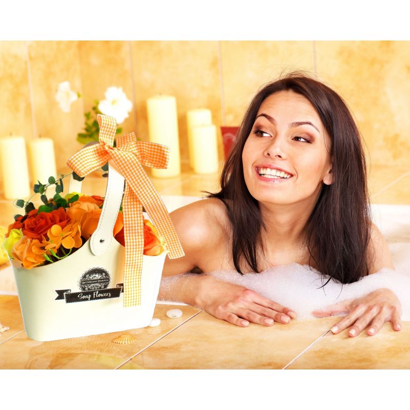 Panier cadeau : fleurs de savon Orange